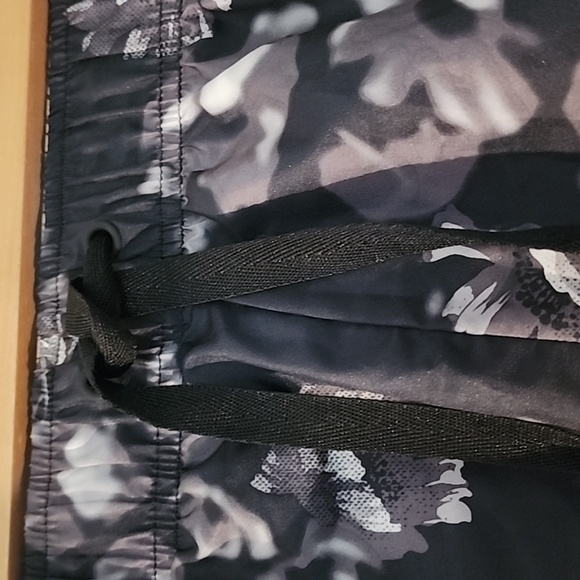 Active wear shorts joe fresh. Black & white. - Picture 2 of 5